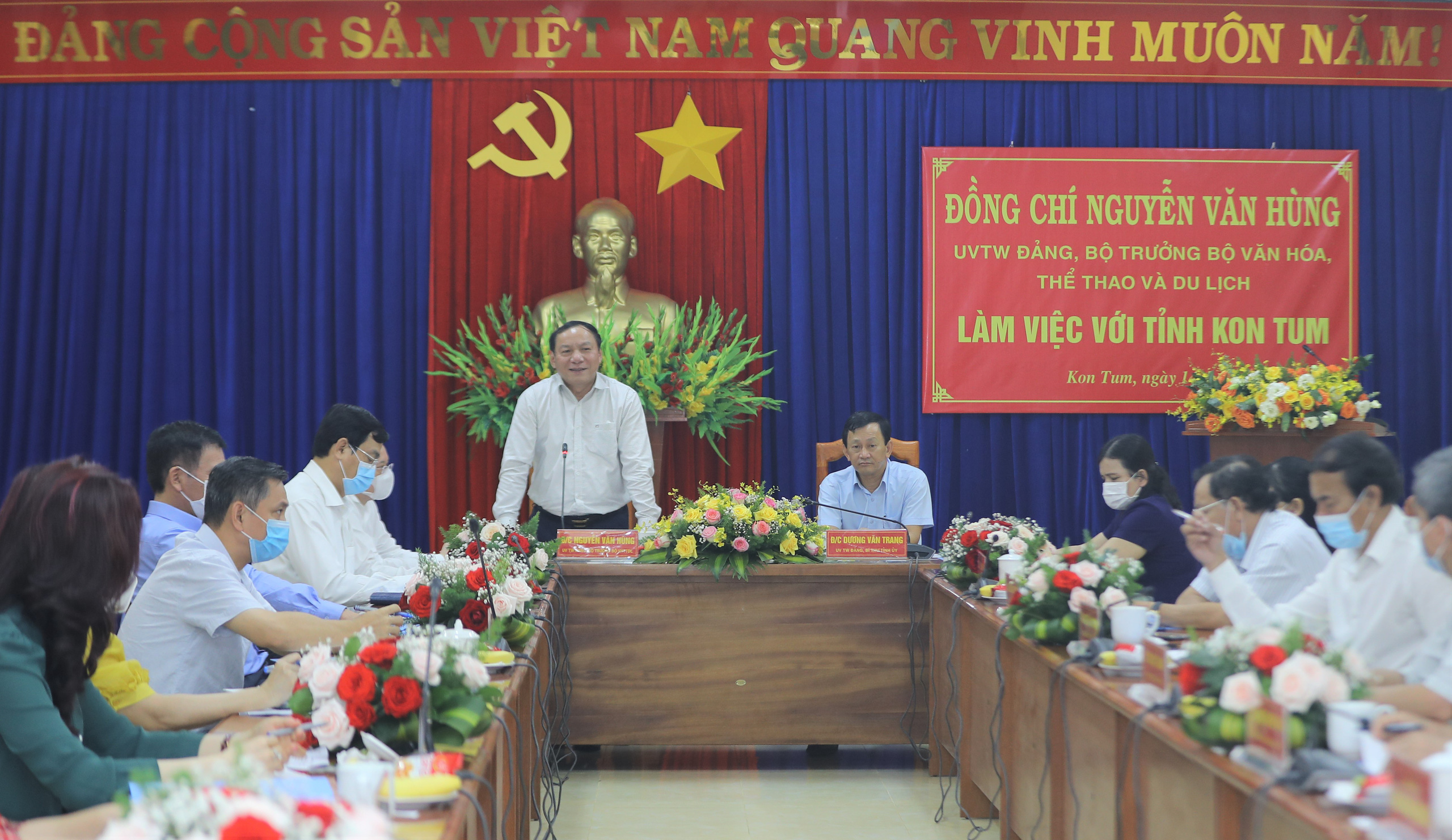 Bộ trưởng Nguyễn Văn Hùng: “Kon Tum có quang cảnh đẹp, sao không mạnh dạn đặt ước mơ trở thành trung tâm hội nghị của khu vực miền Trung-Tây Nguyên” - Ảnh 1.