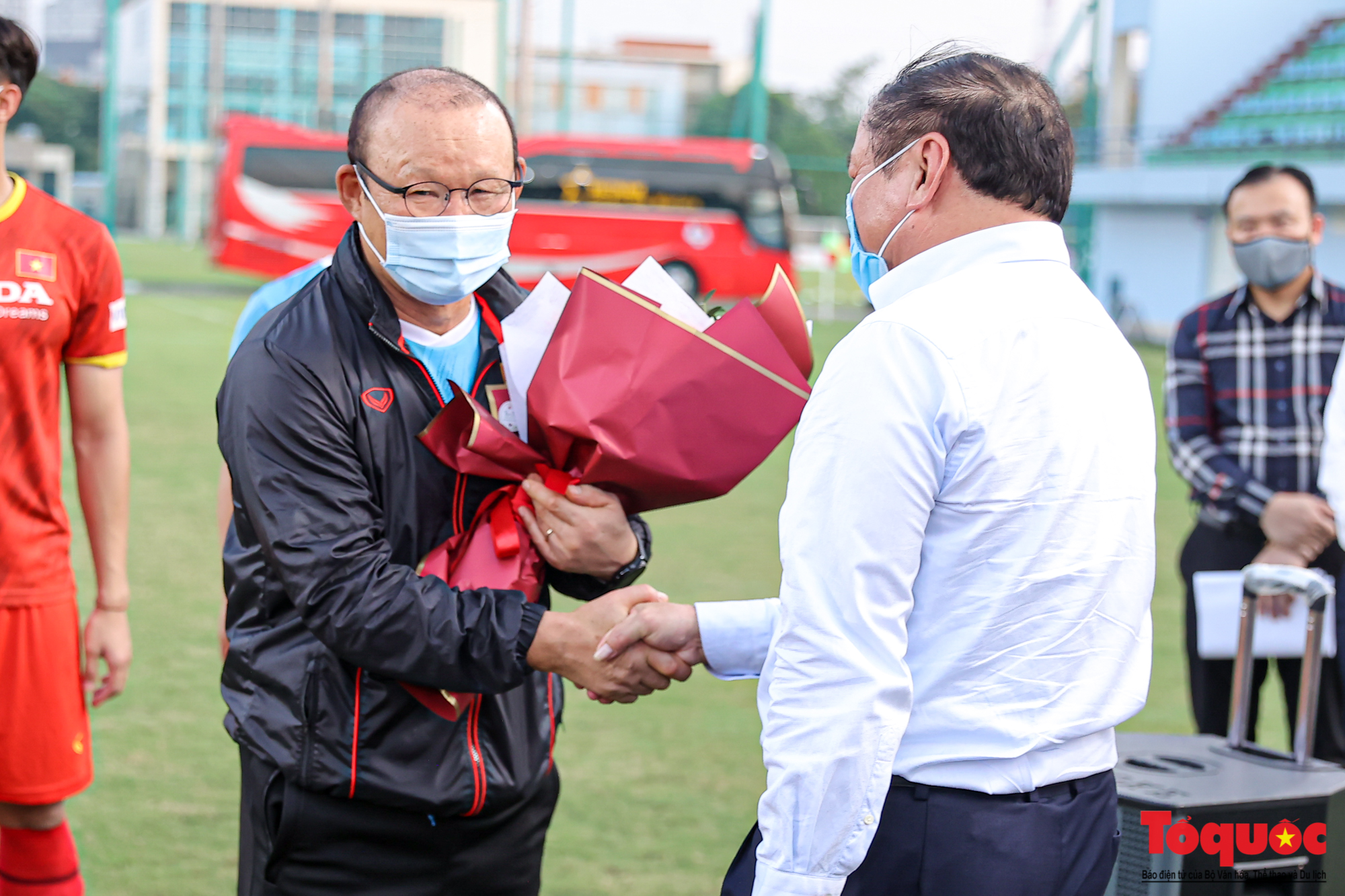 Bộ trưởng Nguyễn Văn Hùng động viên tinh thần đội tuyển bóng đá nam quốc gia trước giờ lên đường thi đấu vòng loại World Cup - Ảnh 4.