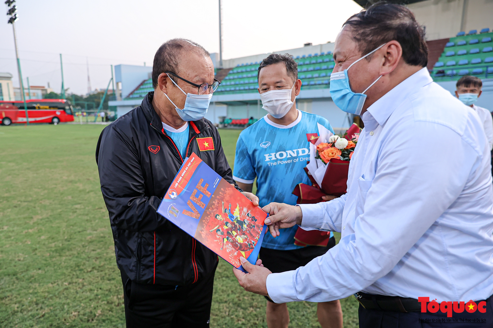 Bộ trưởng Nguyễn Văn Hùng động viên tinh thần đội tuyển bóng đá nam quốc gia trước giờ lên đường thi đấu vòng loại World Cup - Ảnh 5.