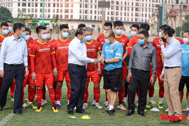 Bộ trưởng Nguyễn Văn Hùng chúc mừng thành tích xuất sắc của Đội tuyển bóng đá nam quốc gia tại Vòng 2 loại World Cup - Ảnh 1.