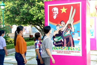 Triển lãm tranh cổ động về cuộc đời và sự nghiệp của Chủ tịch Hồ Chí Minh - Ảnh 1.