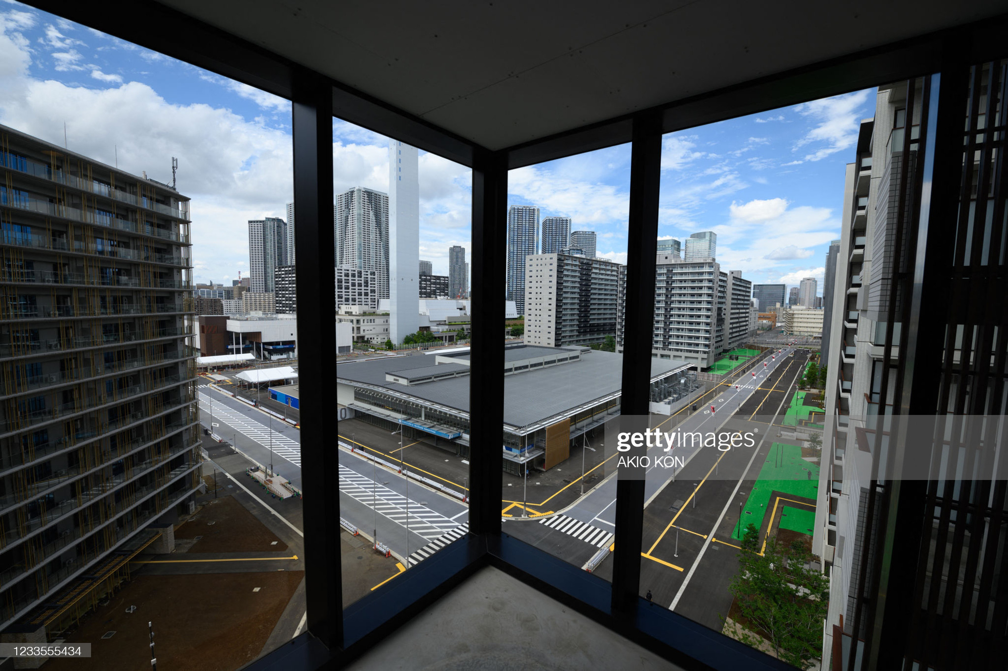 Làng vận động viên của Olympic Tokyo 2021 mở cửa trong ảm đạm - Ảnh 13.
