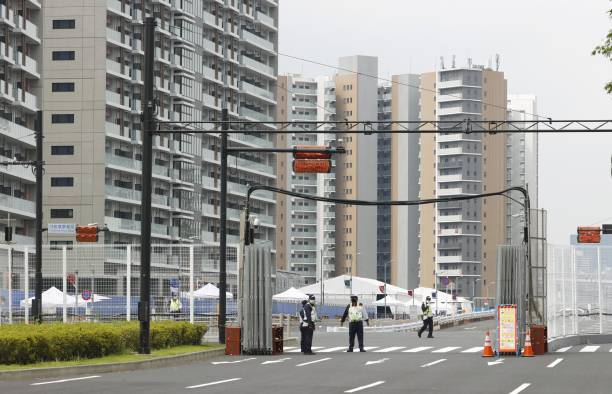 Làng vận động viên của Olympic Tokyo 2021 mở cửa trong ảm đạm - Ảnh 4.