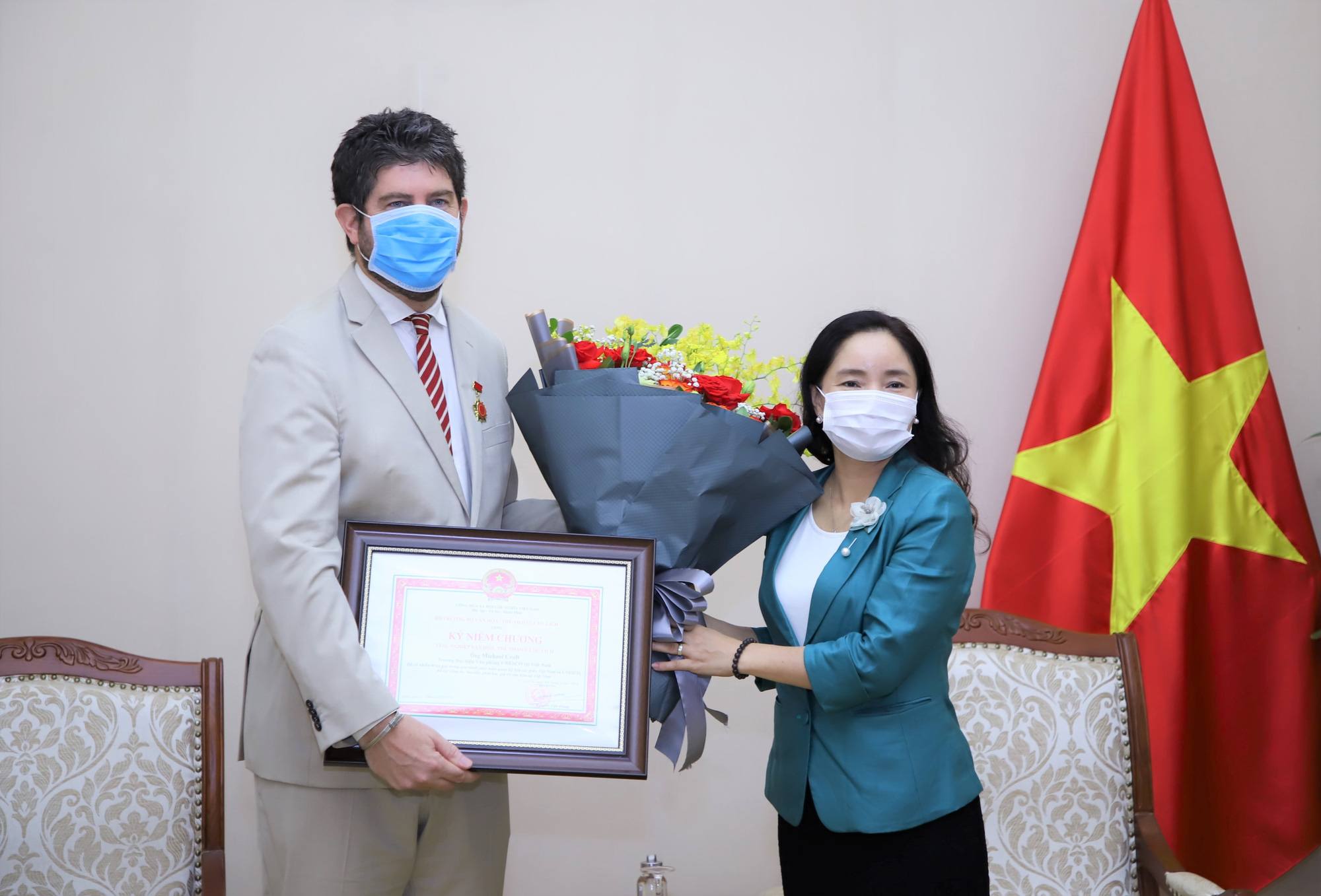 Trao tặng Kỷ niệm chương Vì sự nghiệp Văn hóa, Thể thao và Du lịch cho Trưởng Đại diện Văn phòng UNESCO tại Việt Nam - Ảnh 2.