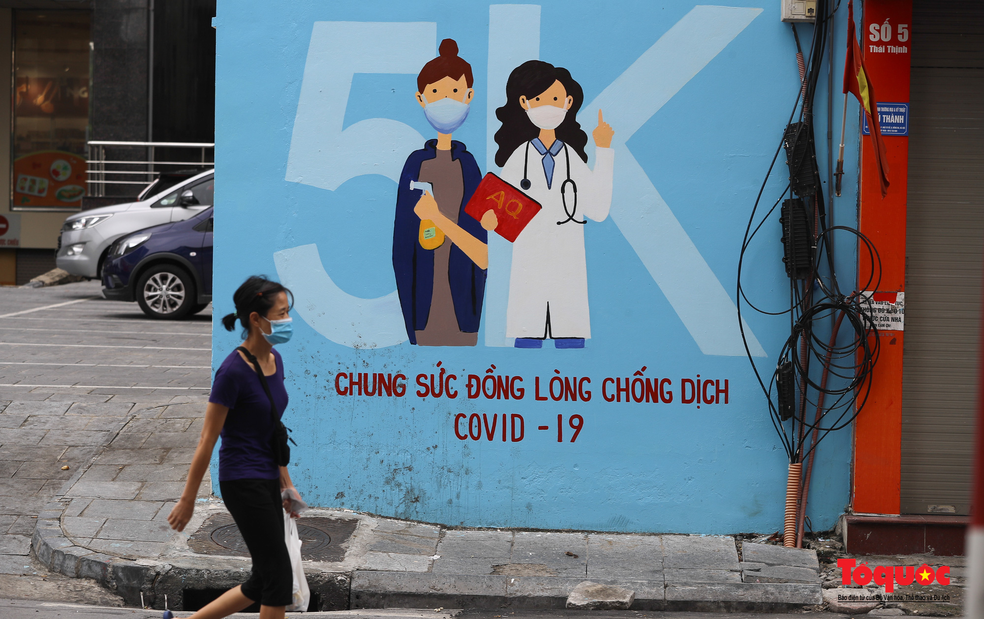 Pano, hình ảnh cổ động phòng chống dịch COVID-19 trên khắp đường phố Hà Nội - Ảnh 6.