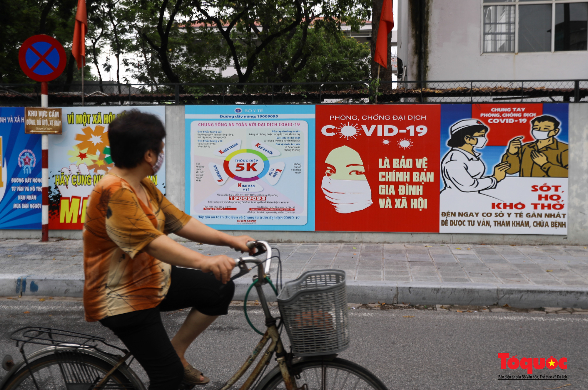Pano, hình ảnh cổ động phòng chống dịch COVID-19 trên khắp đường phố Hà Nội - Ảnh 7.