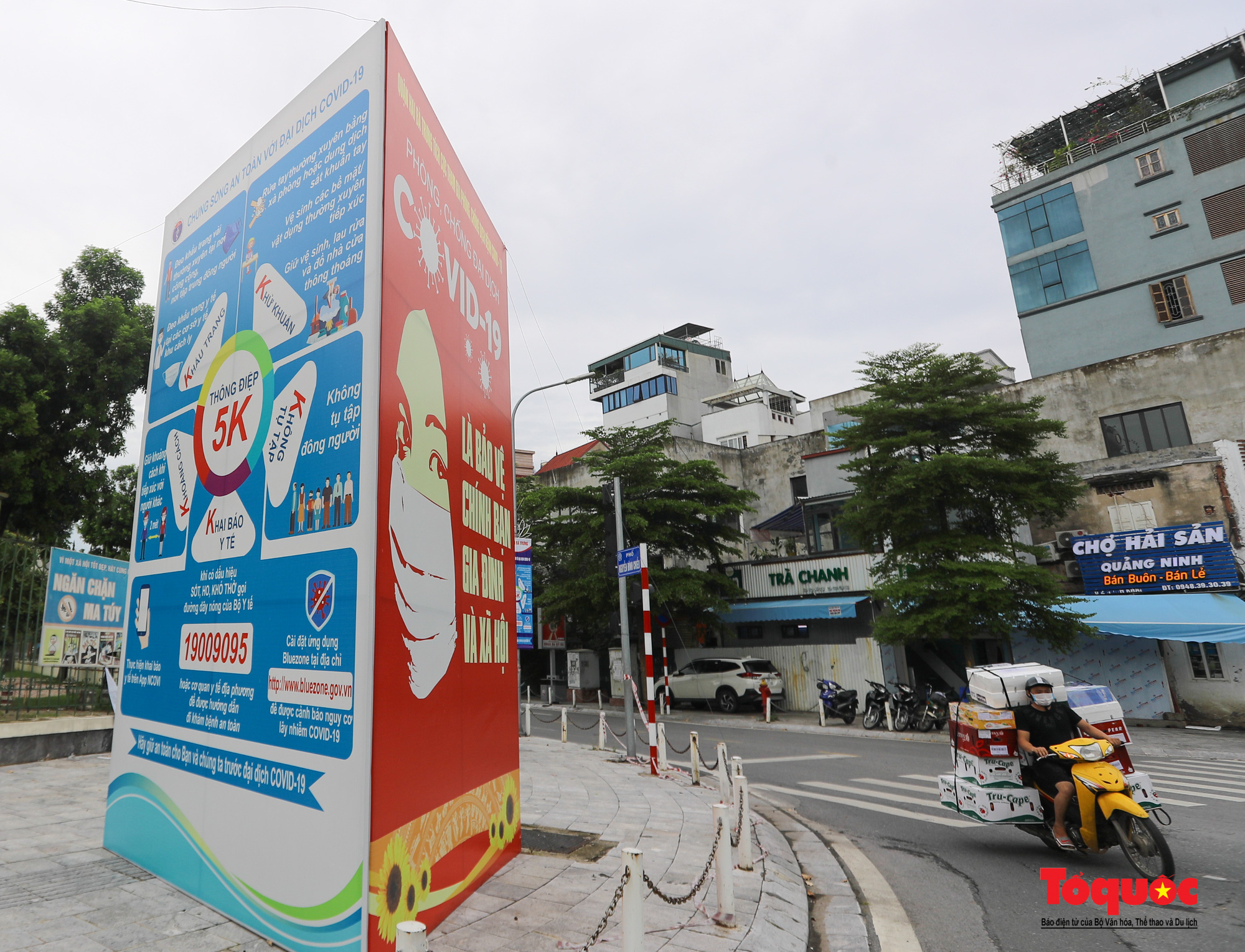 Pano, hình ảnh cổ động phòng chống dịch COVID-19 trên khắp đường phố Hà Nội - Ảnh 8.