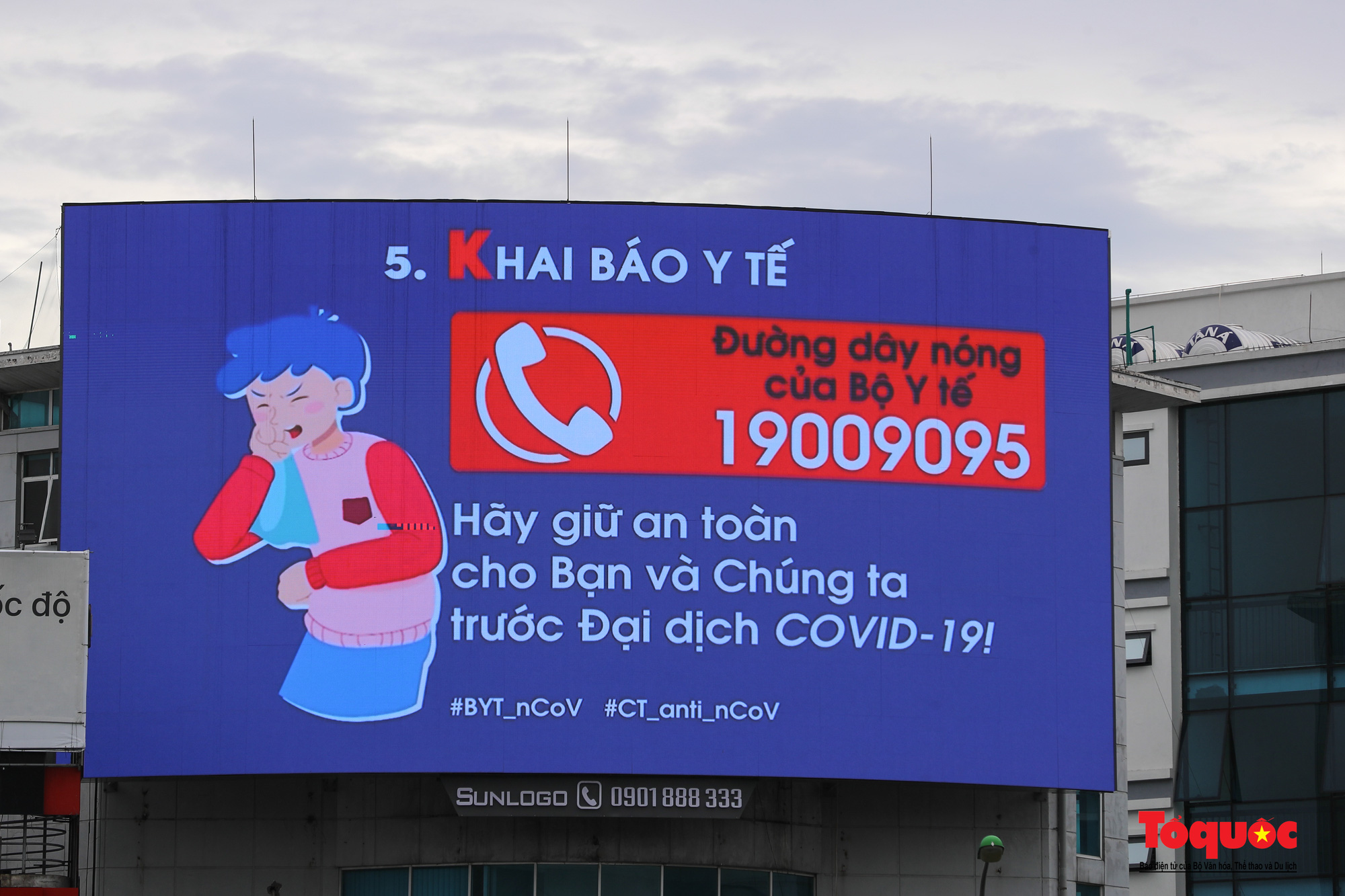 Pano, hình ảnh cổ động phòng chống dịch COVID-19 trên khắp đường phố Hà Nội - Ảnh 10.