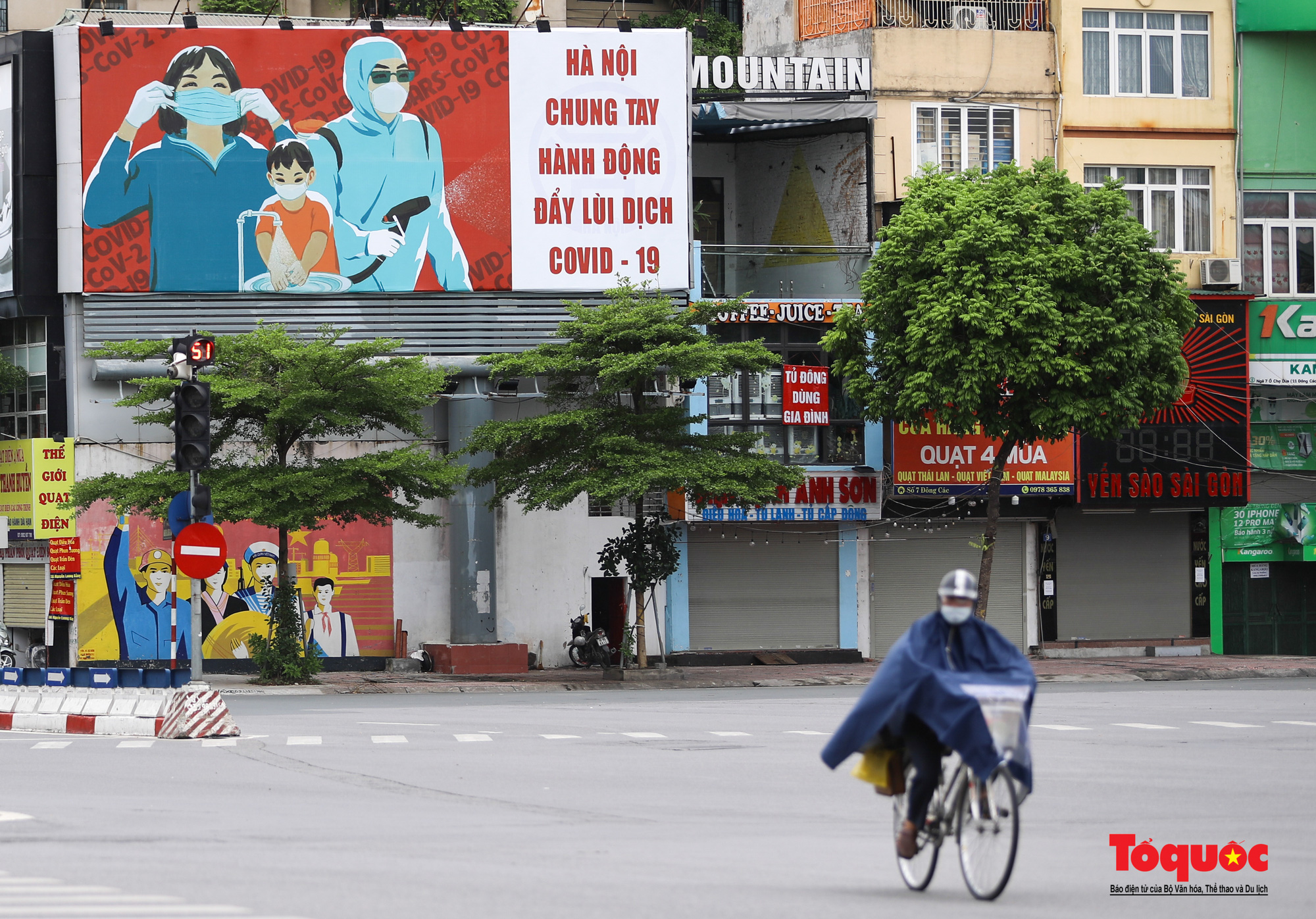 Pano, hình ảnh cổ động phòng chống dịch COVID-19 trên khắp đường phố Hà Nội - Ảnh 1.