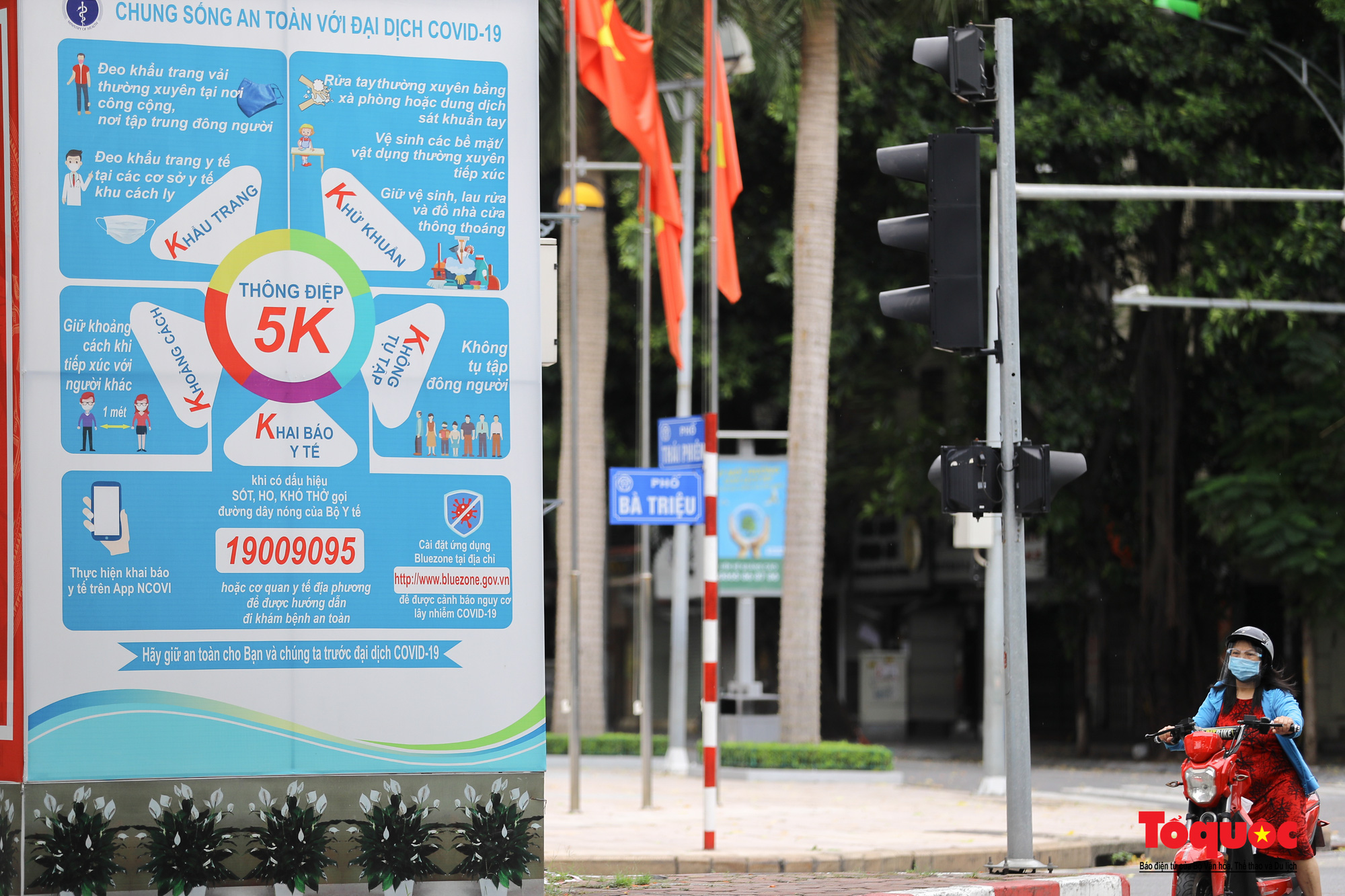 Pano, hình ảnh cổ động phòng chống dịch COVID-19 trên khắp đường phố Hà Nội - Ảnh 2.