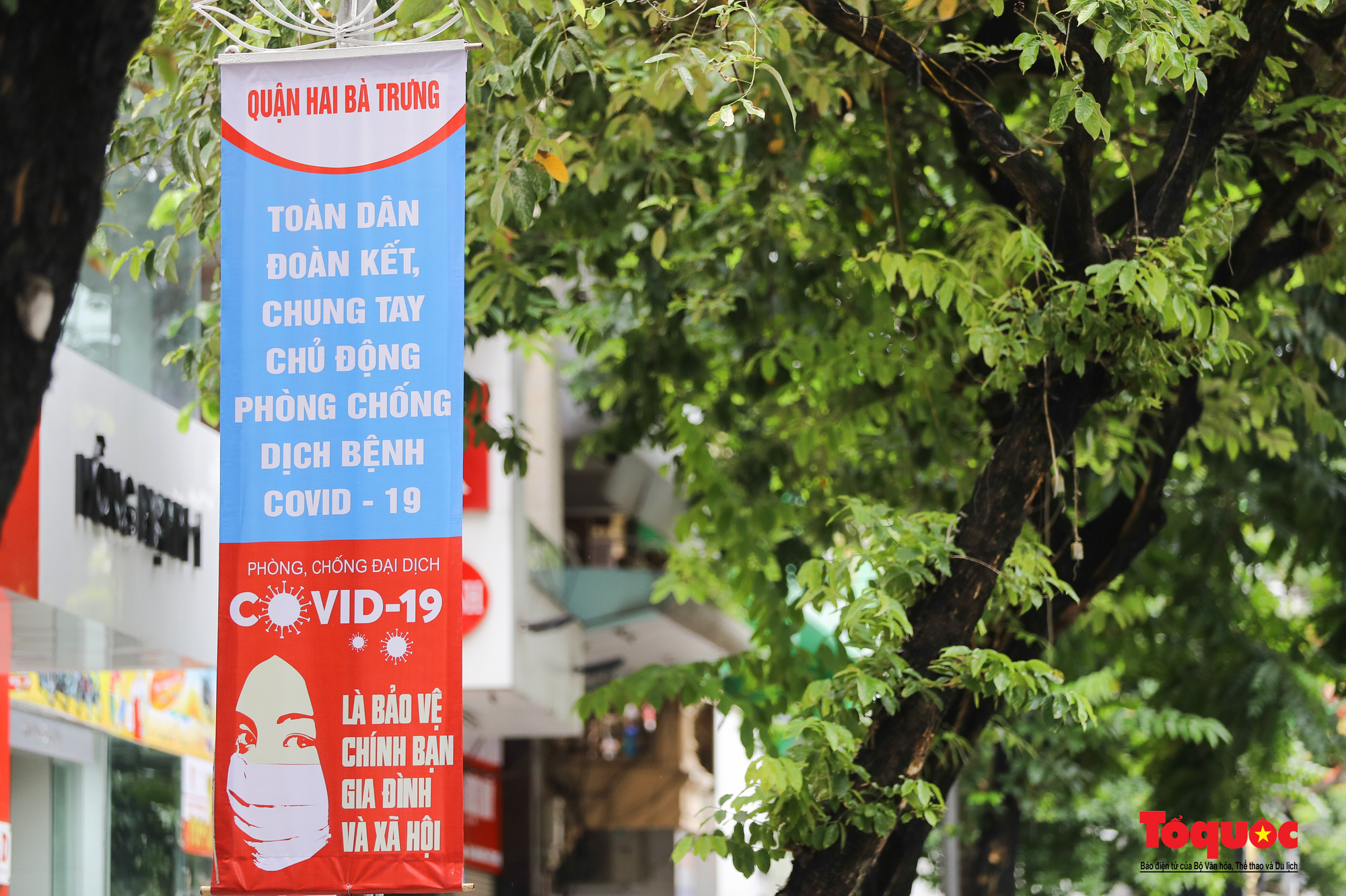 Pano, hình ảnh cổ động phòng chống dịch COVID-19 trên khắp đường phố Hà Nội - Ảnh 4.