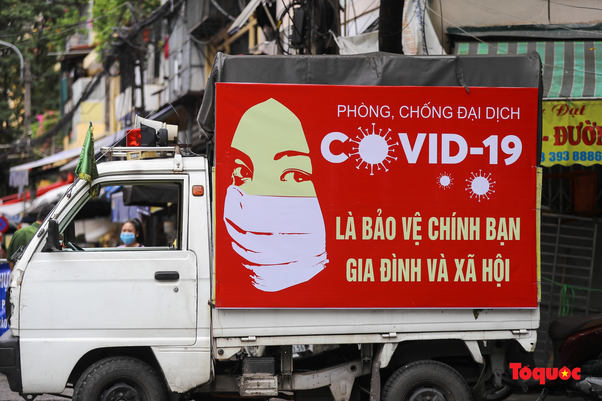 Pano, hình ảnh cổ động phòng chống dịch COVID-19 trên khắp đường phố Hà Nội - Ảnh 12.