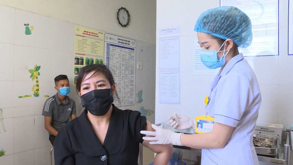 Hơn 7.000 lao động ngành du lịch của Quảng Ninh được tiêm vắc xin phòng Covid-19 - Ảnh 1.