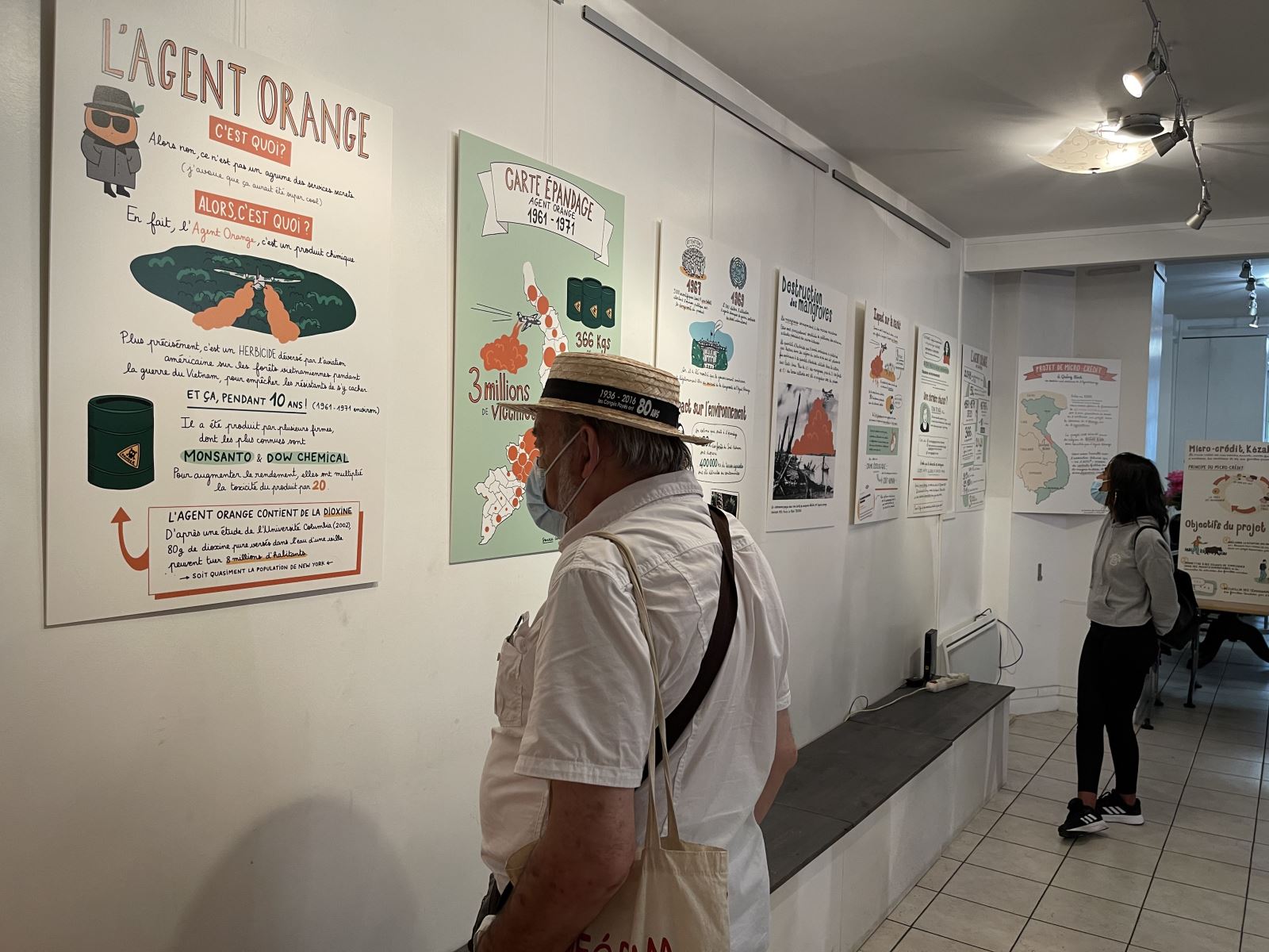 Tranh đồ họa về chất độc da cam Việt Nam lần đầu được triển lãm tại Pháp - Ảnh 2.