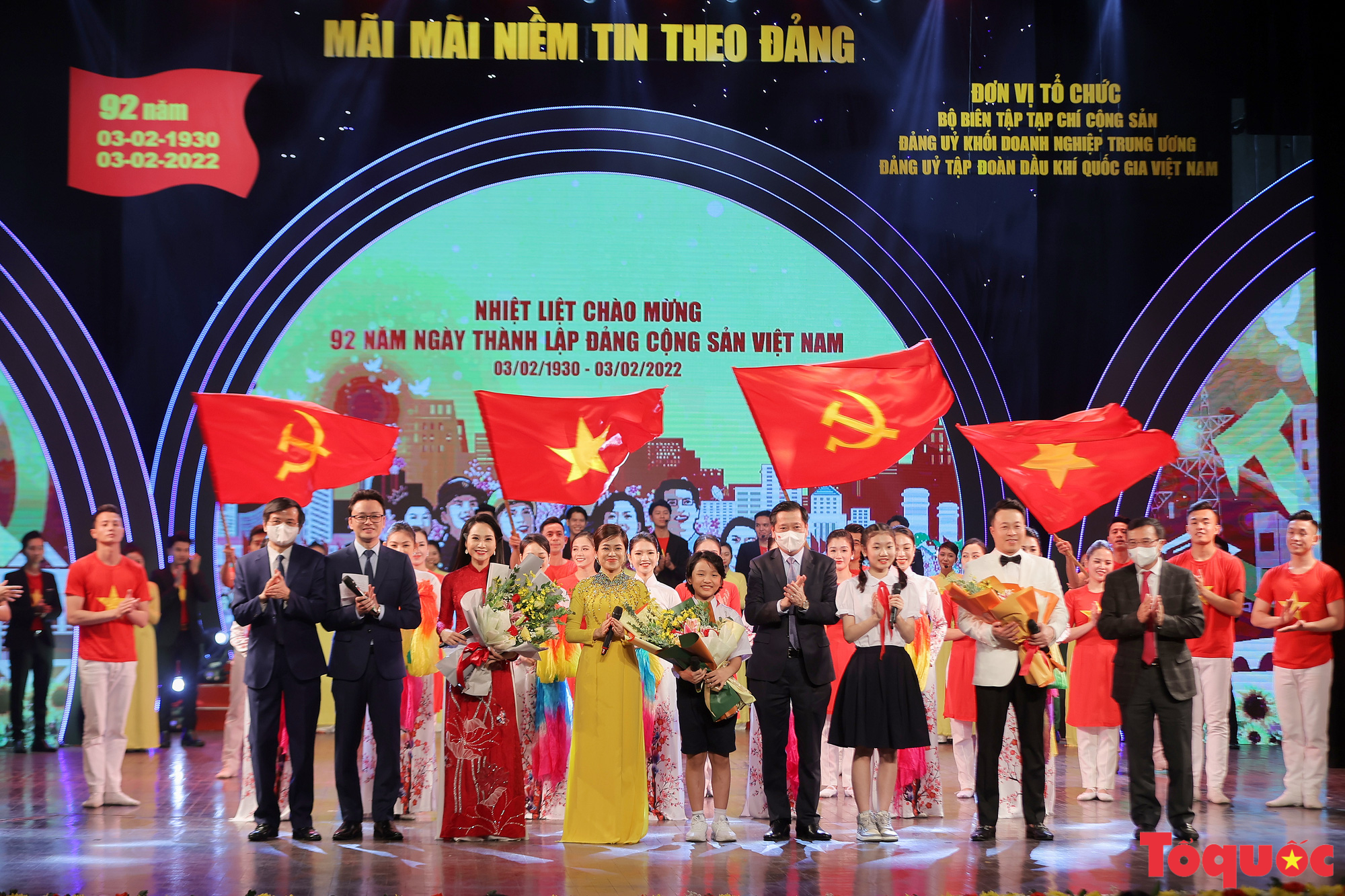 Toàn cảnh chương trình nghệ thuật &quot;Mãi mãi niềm tin theo Đảng&quot; chào mừng 92 năm ngày thành lập Đảng Cộng sản Việt Nam - Ảnh 12.