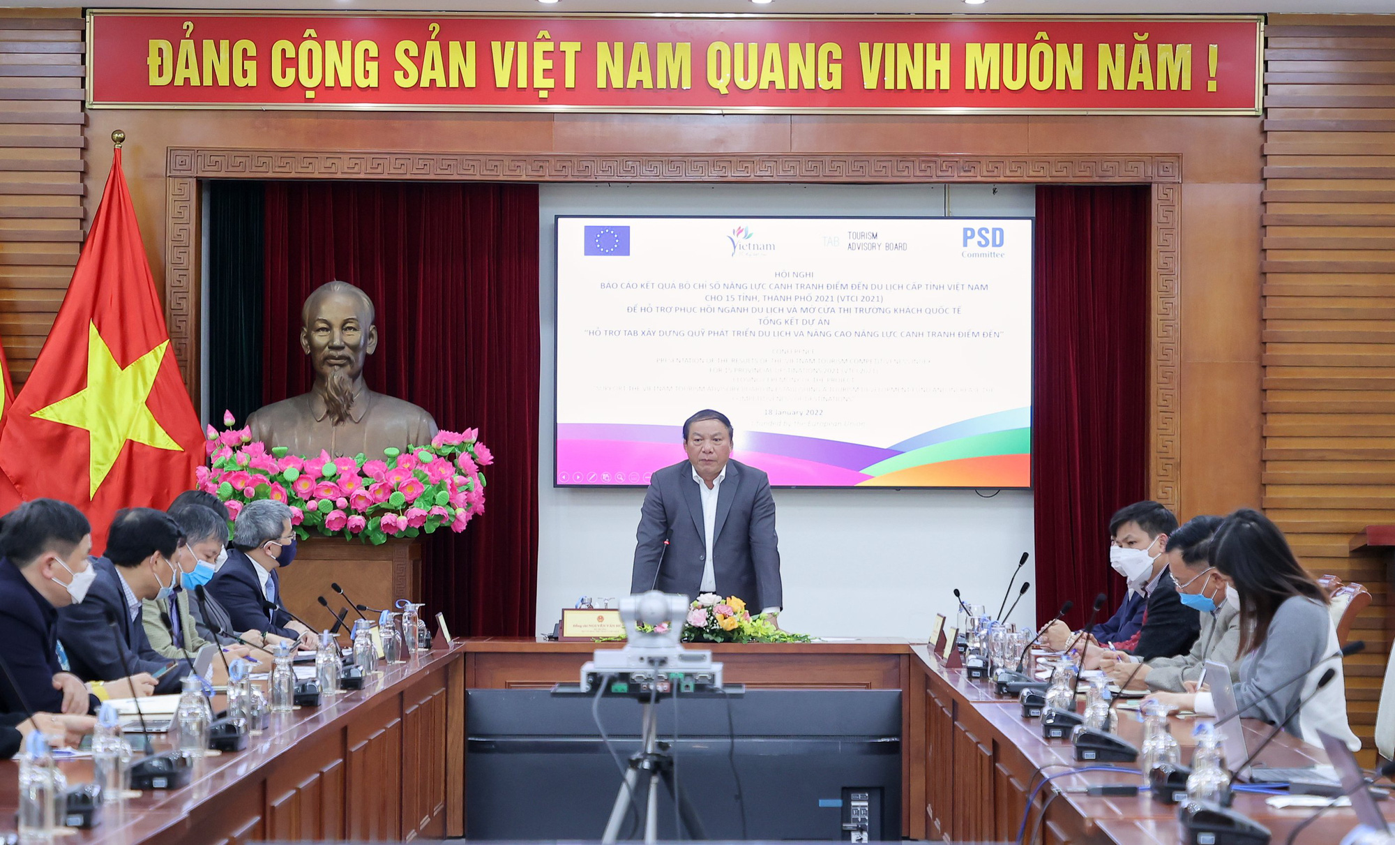 Bộ trưởng Nguyễn Văn Hùng: “Tiếp tục điều nghiên để đề xuất mở cửa đón khách du lịch quốc tế vào dịp 30/4” - Ảnh 1.