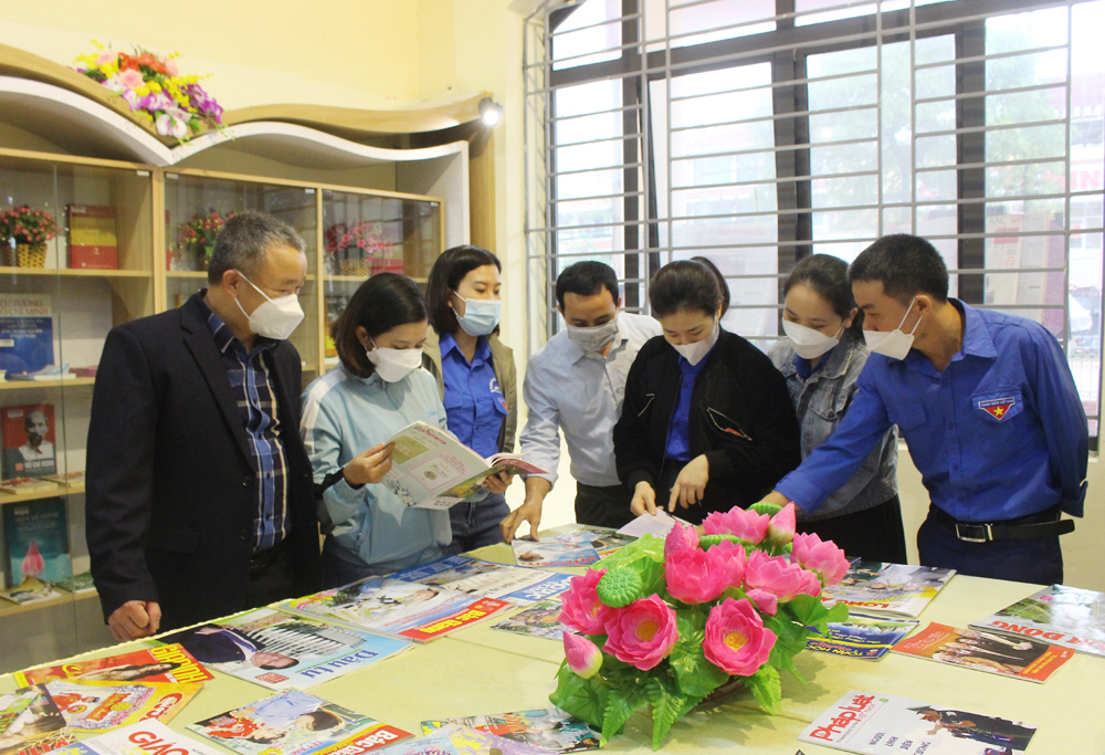 Thư viện tỉnh Bắc Giang trưng bày, giới thiệu sách và tư liệu mừng xuân, mừng Đảng - Ảnh 2.