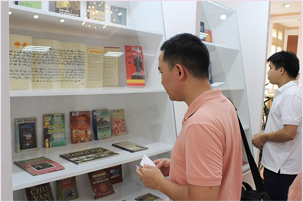 Thư viện QGVN trưng bày chuyên đề Kỷ niệm 68 năm Ngày Giải phóng Thủ đô (10/10/1954 - 10/10/2022) - Ảnh 1.