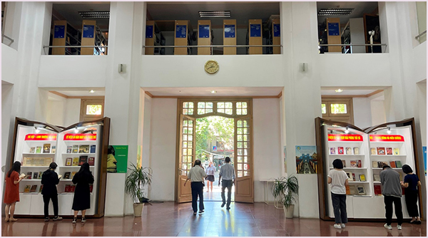 Thư viện QGVN trưng bày chuyên đề Kỷ niệm 68 năm Ngày Giải phóng Thủ đô (10/10/1954 - 10/10/2022) - Ảnh 2.