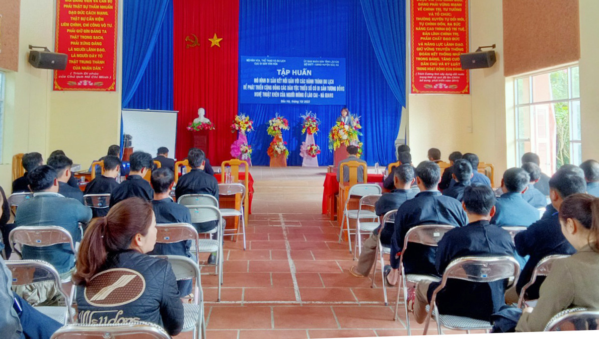 Lào Cai: 25 nghệ nhân được tập huấn kết nối di sản nghệ thuật khèn Mông tại xã Bản Phố - Ảnh 1.