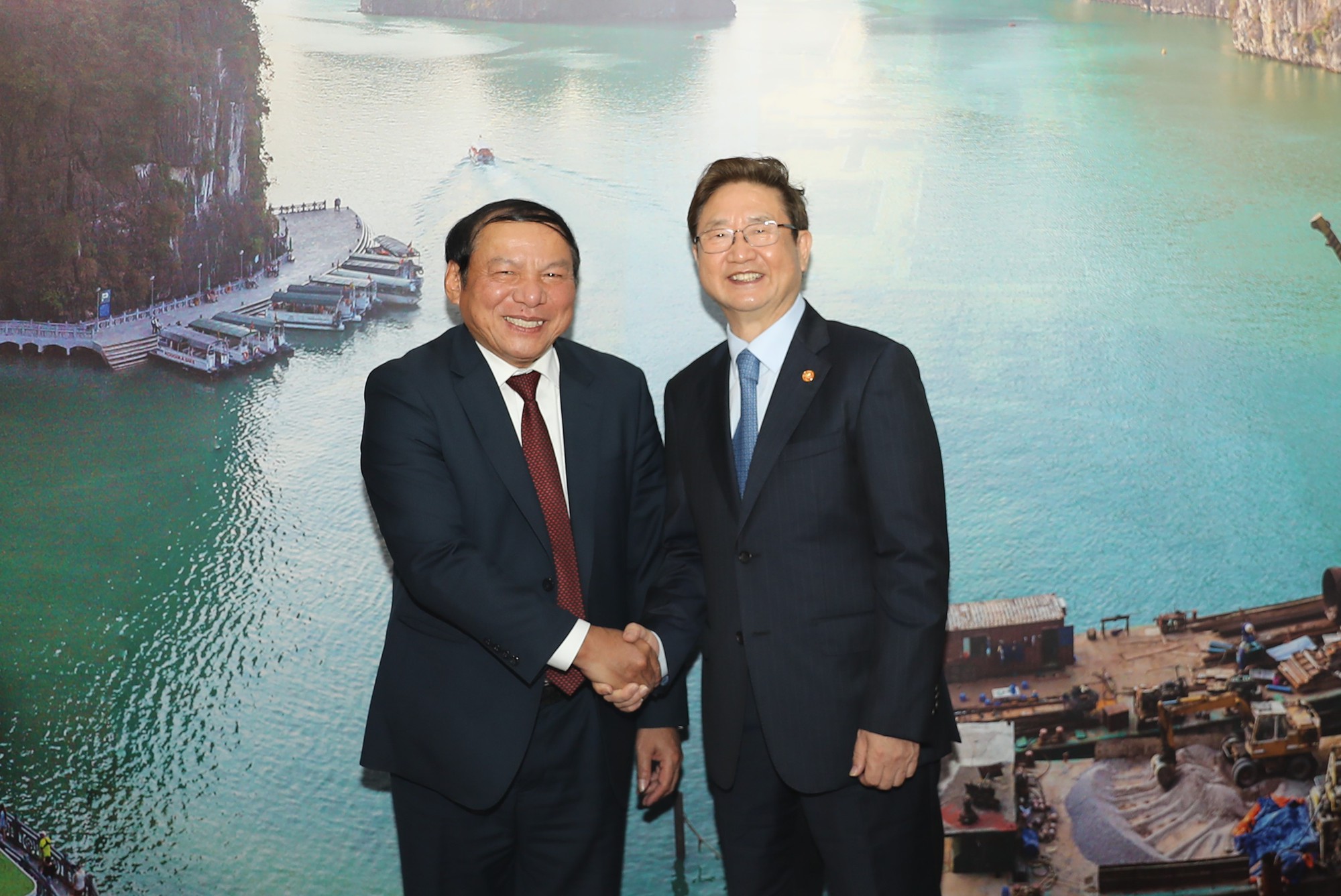 Bộ trưởng Nguyễn Văn Hùng hội đàm với Bộ trưởng VHTTDL Hàn Quốc Park Bo Gyun - Ảnh 4.