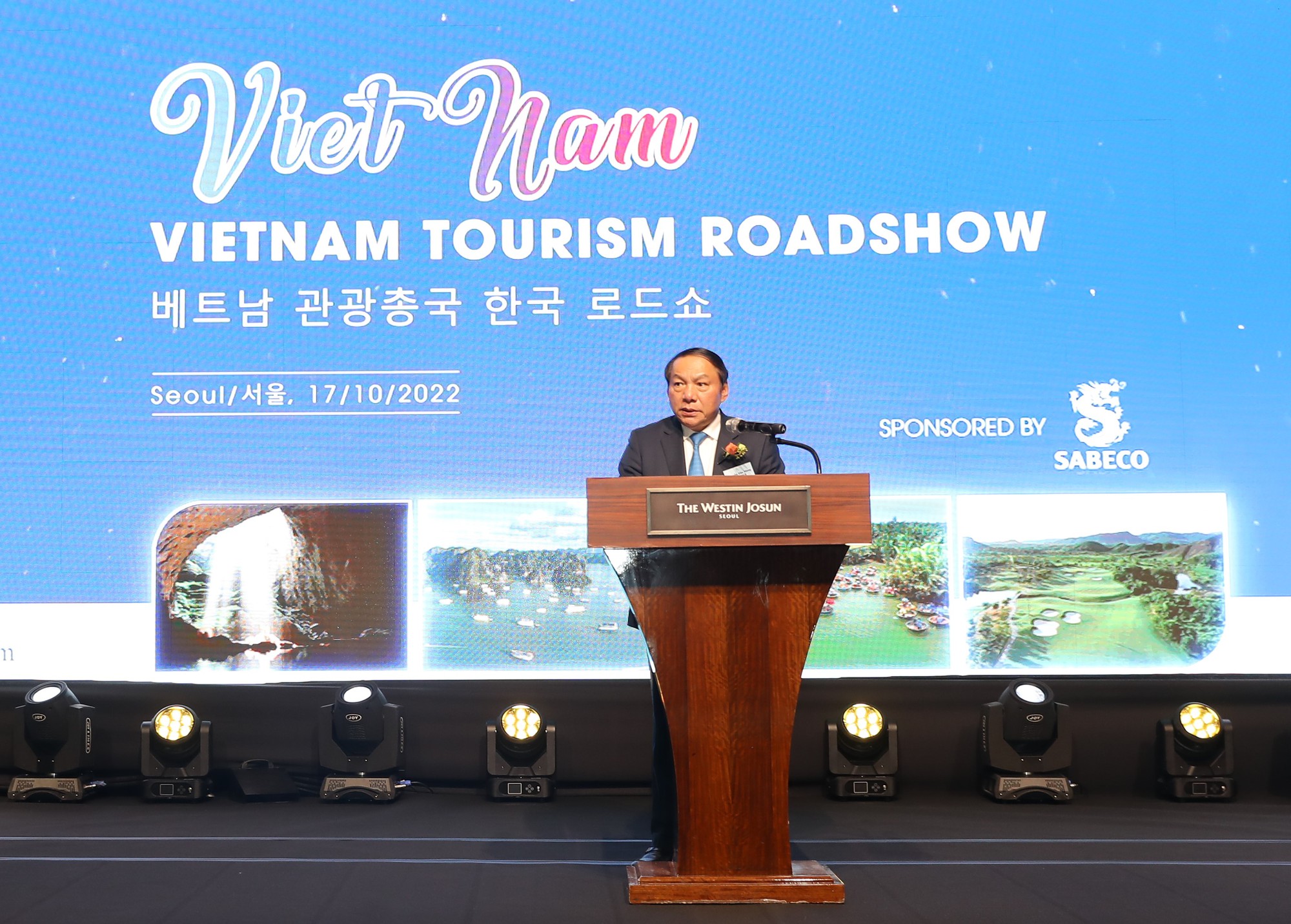 Bộ trưởng Nguyễn Văn Hùng: Tài nguyên văn hóa chính là nền tảng cho việc hoạch định du lịch Việt Nam theo hướng bền vững - Ảnh 2.