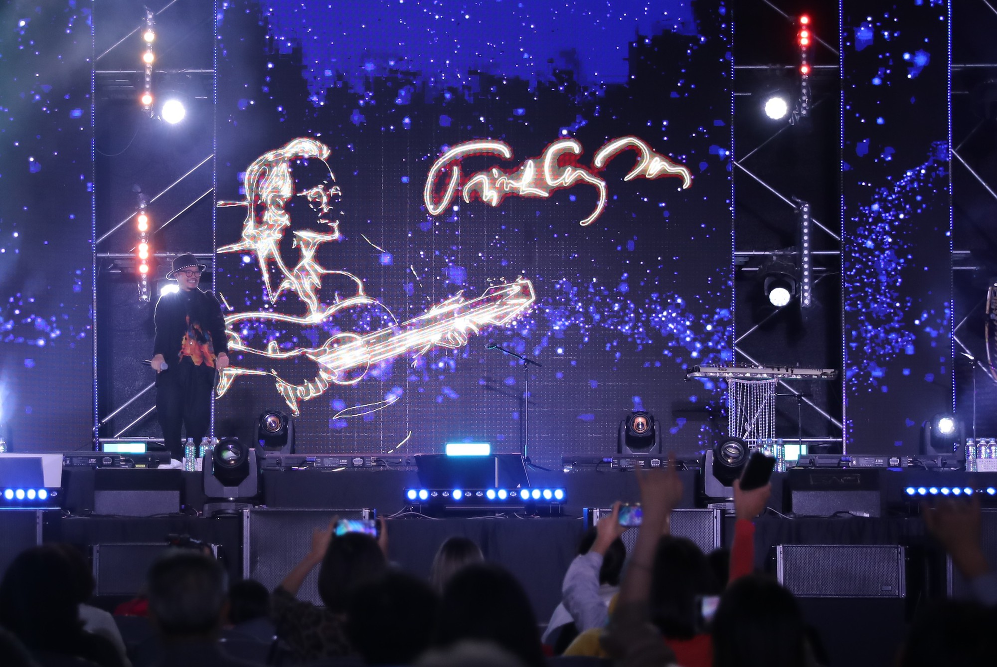 Lễ hội Du lịch- Văn hóa Việt Nam tại Hàn Quốc: Nhiều cung bậc cảm xúc của khán giả trong đêm nghệ thuật ngoài trời đầu tiên của Việt Nam  - Ảnh 3.