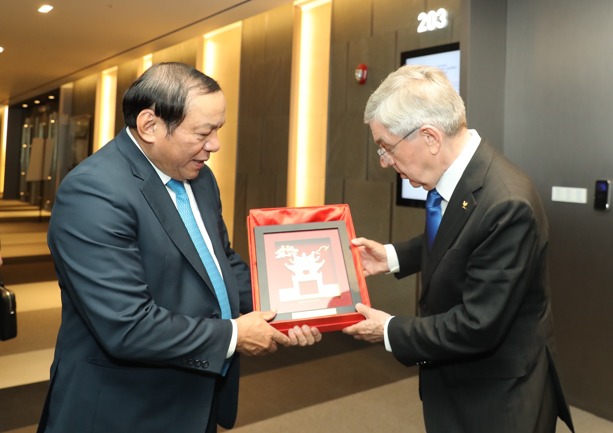 Bộ trưởng Nguyễn Văn Hùng tiếp kiến Chủ tịch Ủy ban Olympic Quốc tế - Ảnh 2.