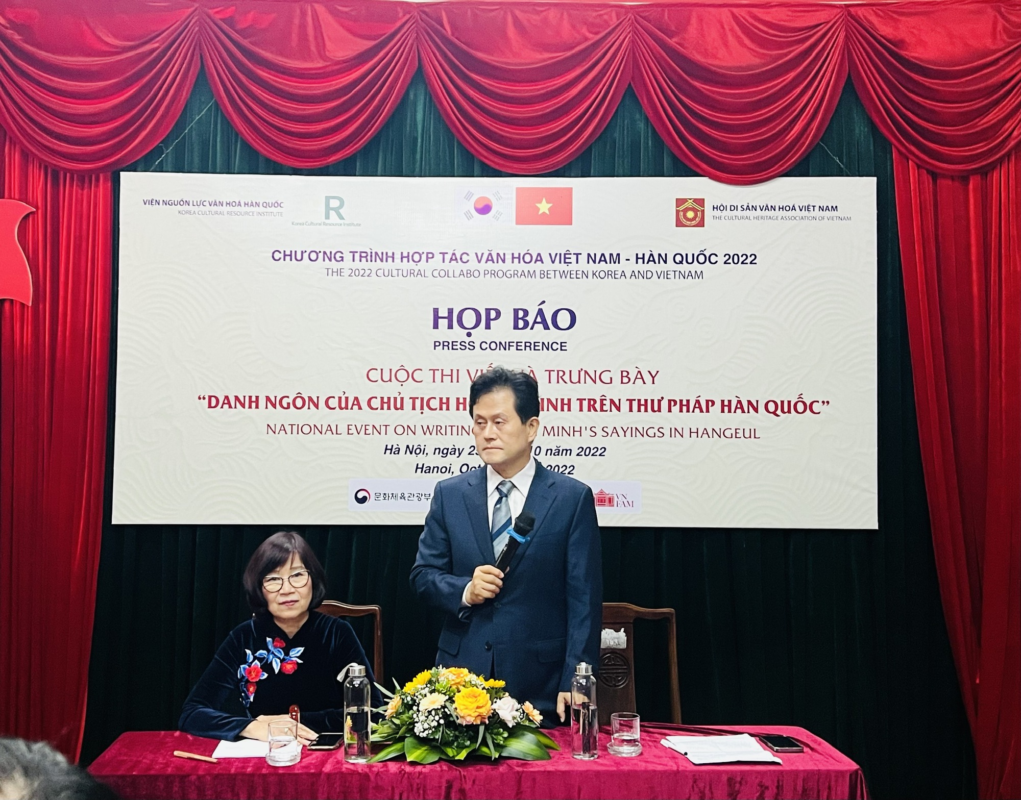 100 thí sinh thi viết ''Danh ngôn của Chủ tịch Hồ Chí Minh trên thư pháp Hàn Quốc'' - Ảnh 1.