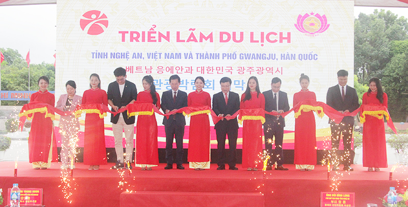 Khai mạc triển lãm du lịch Nghệ An - Gwangju (Hàn Quốc) - Ảnh 1.