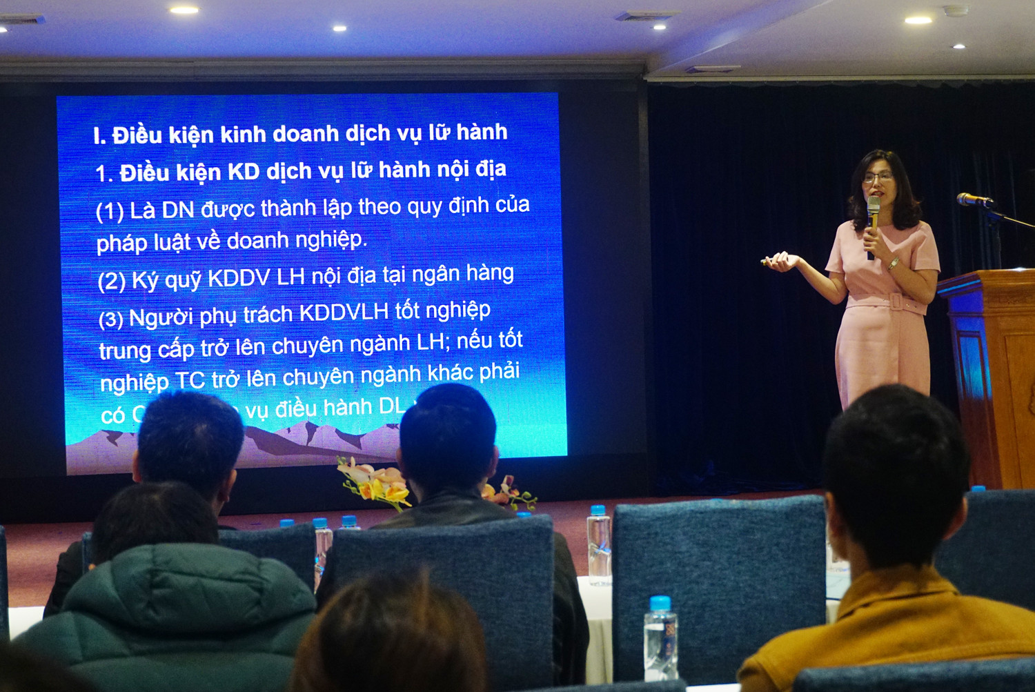Lào Cai: Gần 100 đại biểu được bồi dưỡng kiến thức pháp luật về lĩnh vực du lịch - Ảnh 3.