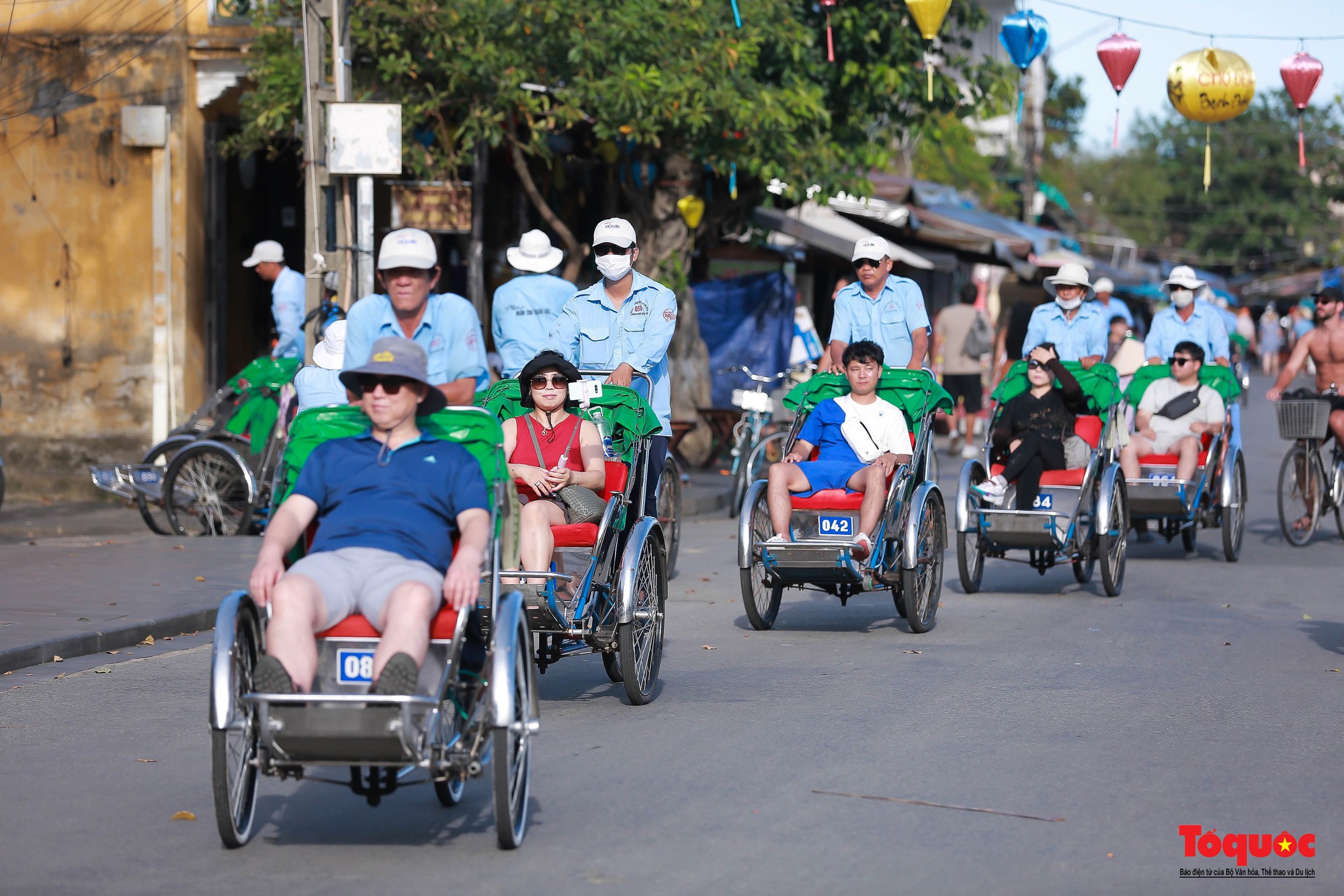 Nhiều đoàn khách quốc tế tham quan du lịch Hội An - Ảnh 13.