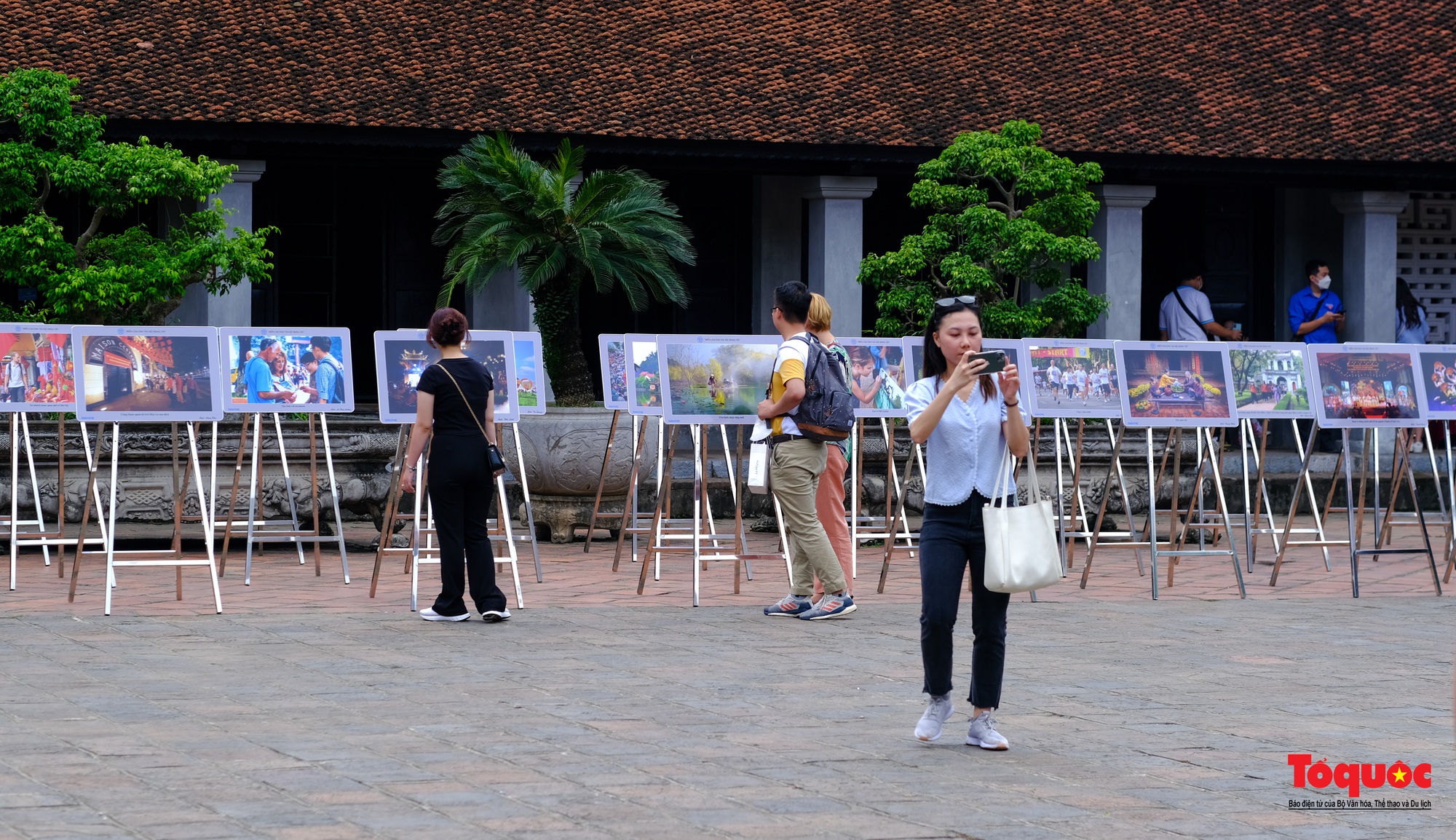 Khách du lịch nước ngoài ngắm Hà Nội qua từng khung hình &quot;Sắc màu văn hóa Thủ đô&quot; - Ảnh 5.