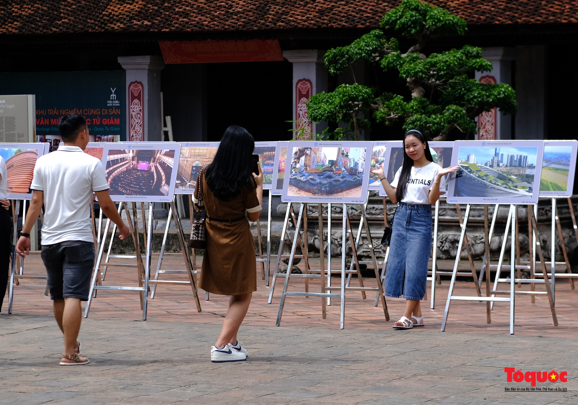 Khách du lịch nước ngoài ngắm Hà Nội qua từng khung hình &quot;Sắc màu văn hóa Thủ đô&quot; - Ảnh 14.