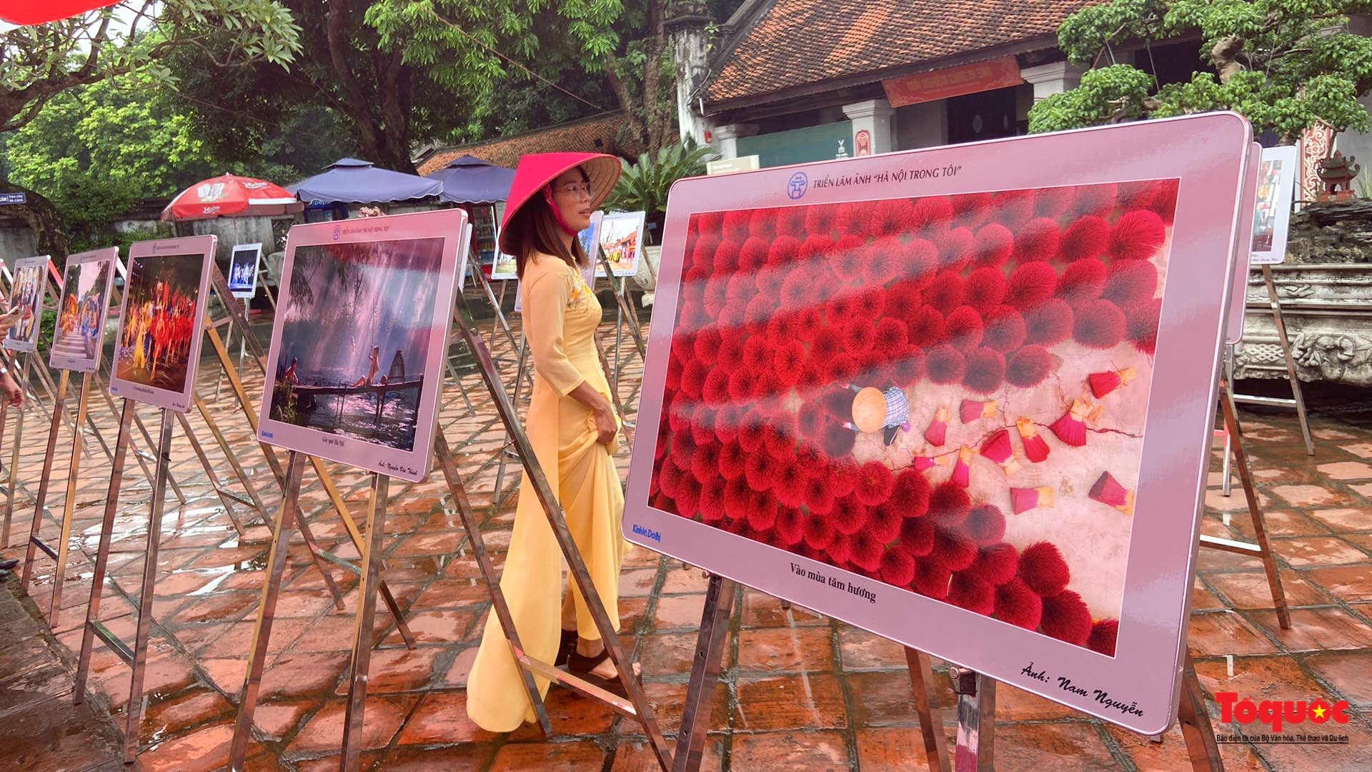 Khách du lịch nước ngoài ngắm Hà Nội qua từng khung hình &quot;Sắc màu văn hóa Thủ đô&quot; - Ảnh 3.
