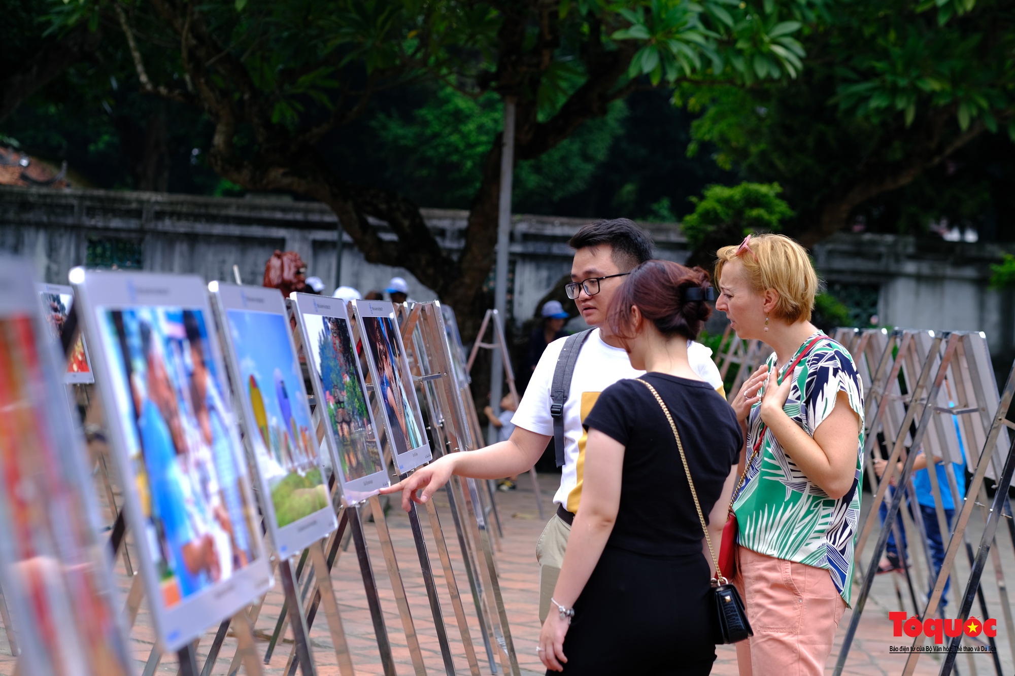Khách du lịch nước ngoài ngắm Hà Nội qua từng khung hình &quot;Sắc màu văn hóa Thủ đô&quot; - Ảnh 12.
