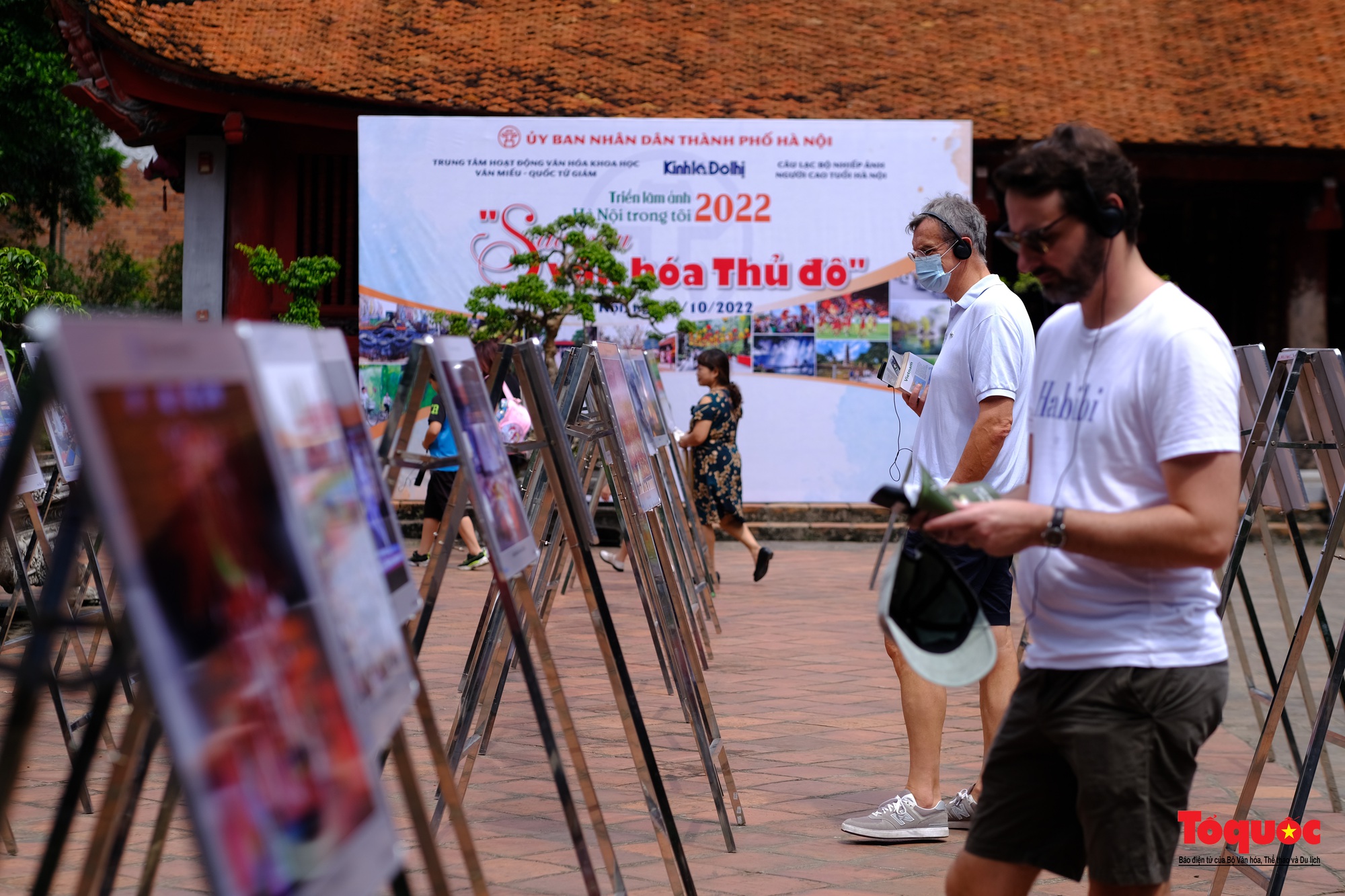 Khách du lịch nước ngoài ngắm Hà Nội qua từng khung hình &quot;Sắc màu văn hóa Thủ đô&quot; - Ảnh 10.