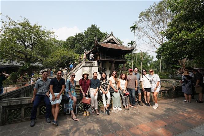 Đón đoàn famtrip quốc tế đầu tiên đến Hà Nội sau dịch COVID-19 - Ảnh 1.