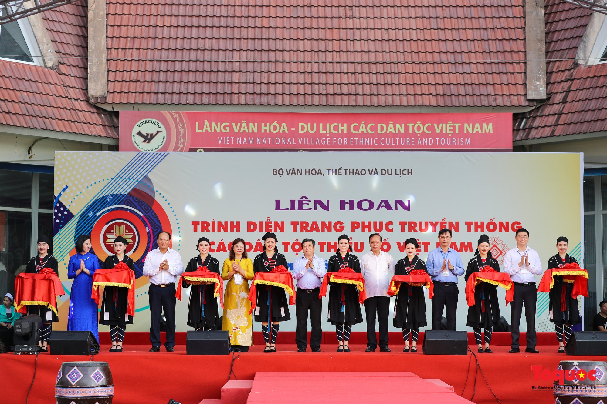 Rực rỡ sắc màu trang phục truyền thống các dân tộc thiểu số Việt Nam - Ảnh 1.