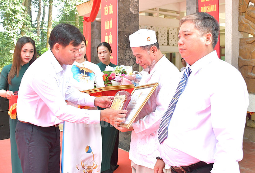 Trà Vinh: Khai mạc trưng bày, triển lãm hoạt động kỷ niệm ngày Di sản Văn hóa Việt Nam - Ảnh 3.