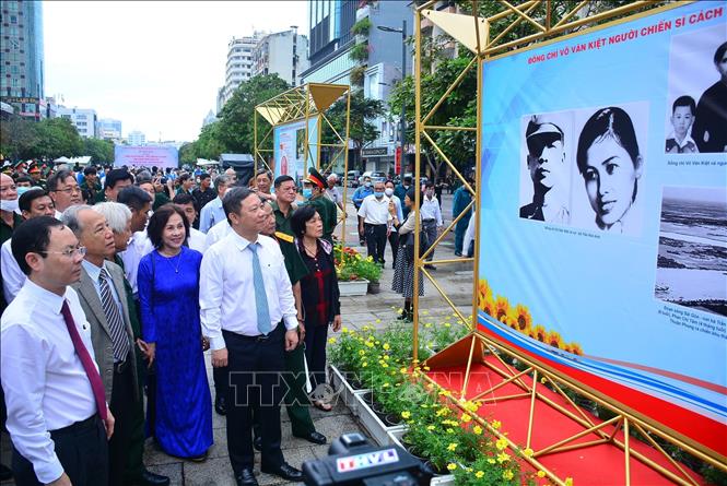 Triển lãm ảnh về thân thế, cuộc đời và sự nghiệp của Thủ tướng Võ Văn Kiệt - Ảnh 2.