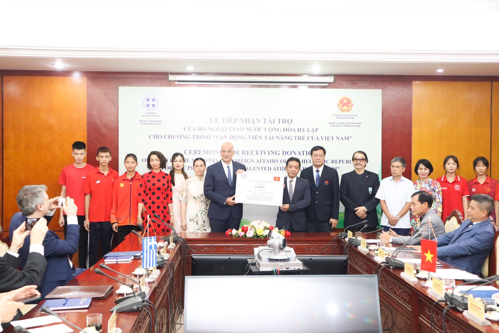 Thứ trưởng Hoàng Đạo Cương dự lễ tiếp nhận tài trợ của Hy Lạp cho ngành thể thao Việt Nam - Ảnh 3.