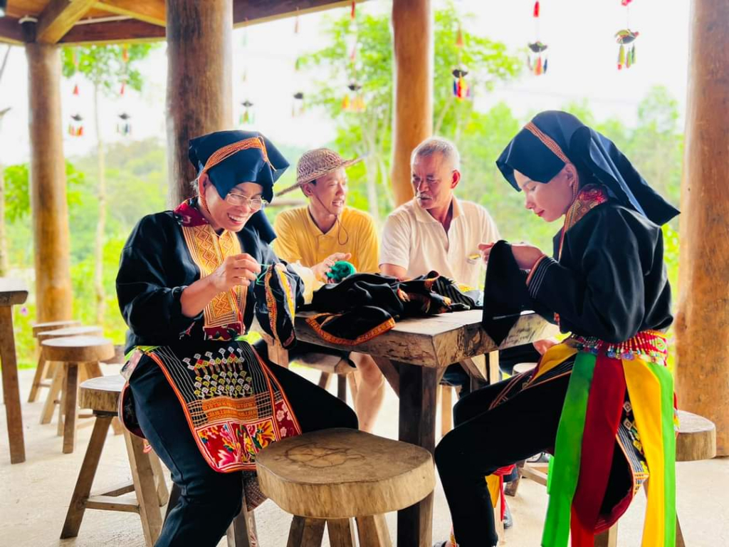Du lịch Quảng Ninh với chiều sâu văn hóa dân tộc - Ảnh 3.