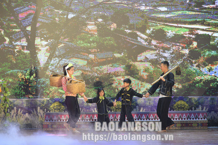 Liên hoan trình diễn trang phục truyền thống và hát dân ca các dân tộc thiểu số tỉnh Lạng Sơn - Ảnh 3.