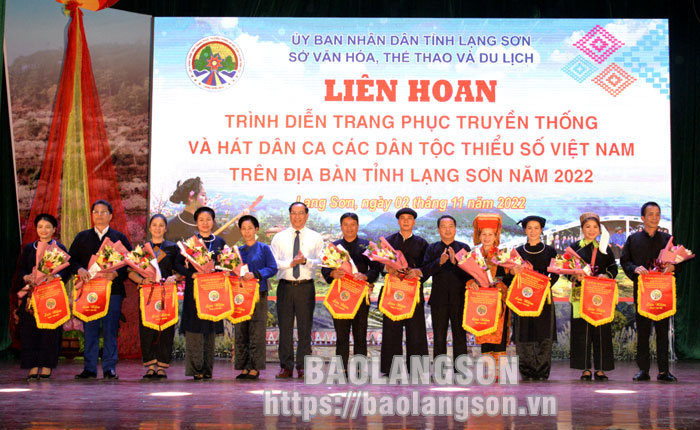 Liên hoan trình diễn trang phục truyền thống và hát dân ca các dân tộc thiểu số tỉnh Lạng Sơn - Ảnh 1.