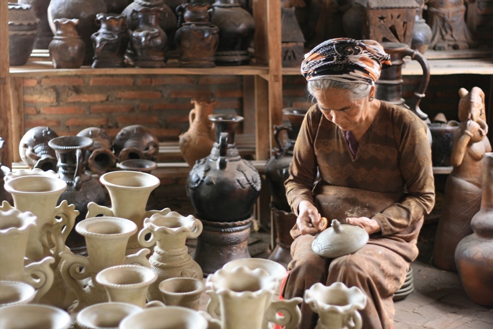 Nghệ thuật làm gốm của người Chăm được UNESCO ghi danh vào Danh sách di sản văn hóa phi vật thể cần bảo vệ khẩn cấp - Ảnh 1.