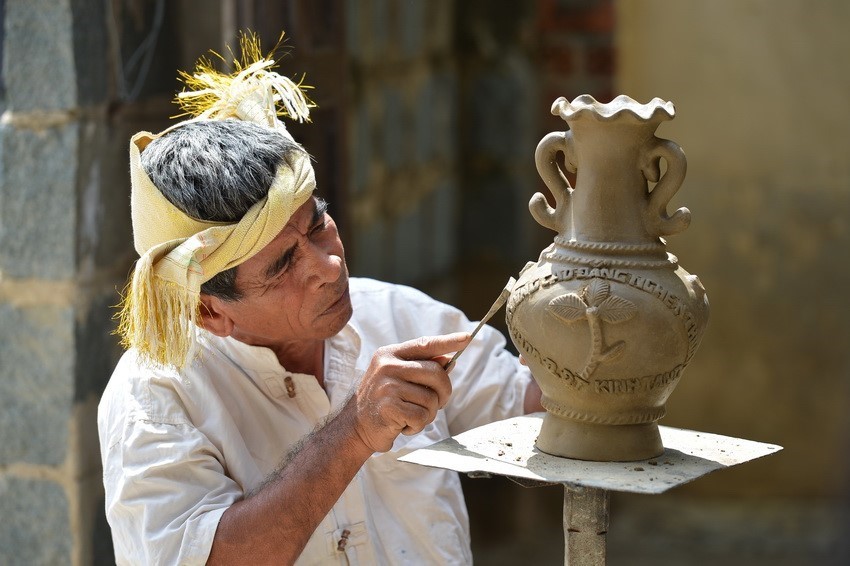 Nghệ thuật làm gốm của người Chăm được UNESCO ghi danh vào Danh sách di sản văn hóa phi vật thể cần bảo vệ khẩn cấp - Ảnh 4.