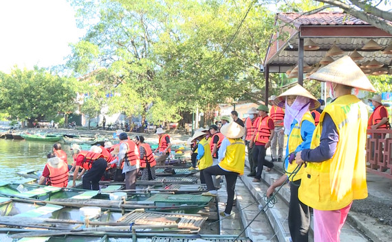 Ninh Bình xây dựng môi trường văn hóa, văn minh trong hoạt động du lịch - Ảnh 1.