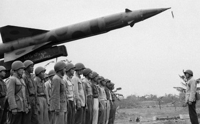 Triển lãm kỷ niệm 50 năm Chiến thắng &quot;Hà Nội - Điện Biên Phủ trên không&quot;: Lần đầu tiên giới thiệu câu chuyện của 108 phi công  - Ảnh 1.