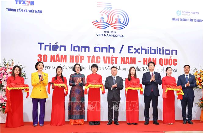 Triển lãm ảnh '30 năm hợp tác Việt Nam - Hàn Quốc' - Ảnh 1.